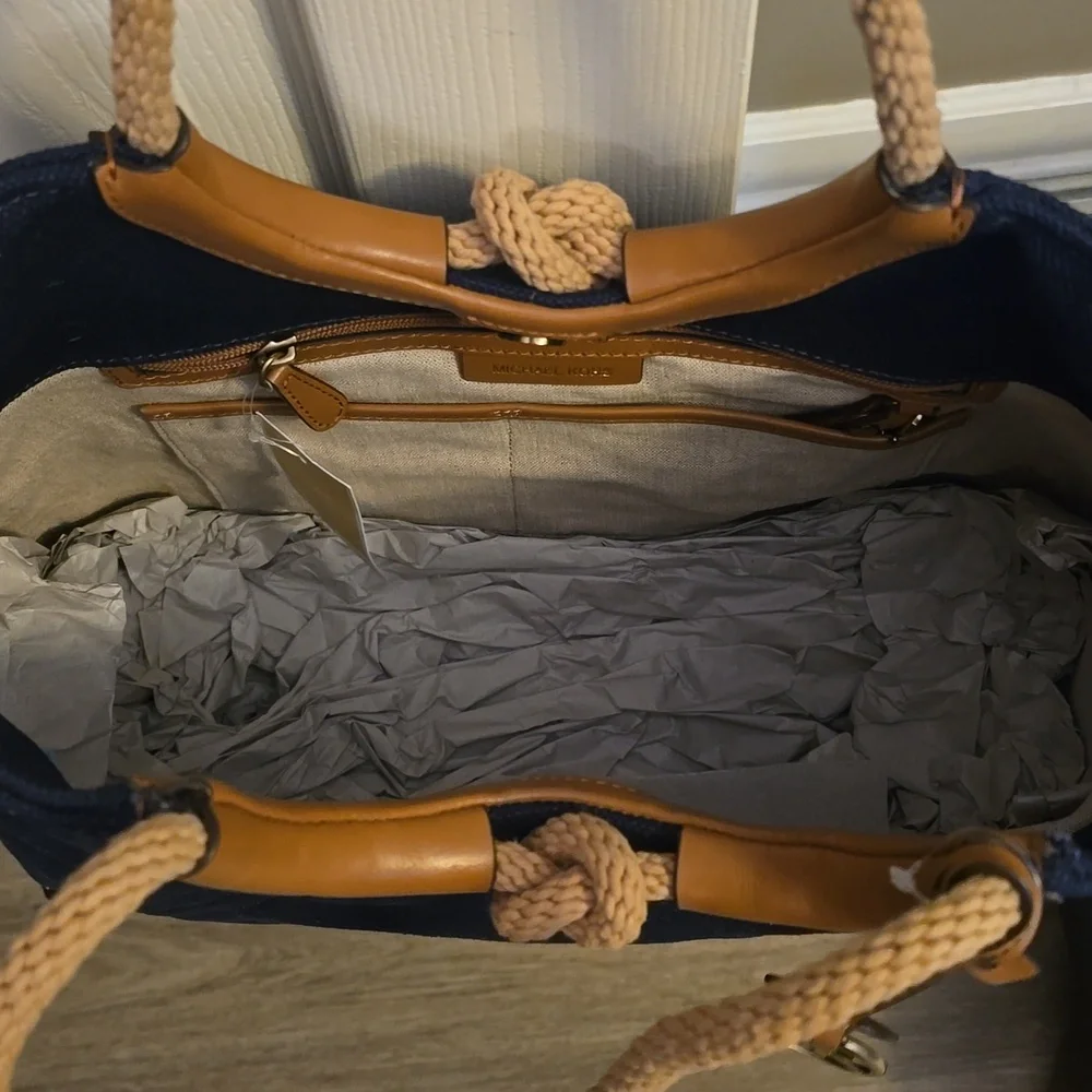 Michael Kors Isla Shoulder Tote, Handbag NWT - Picture 5 of 8